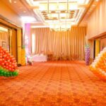 Entrance decor with ballons by The Wingmen